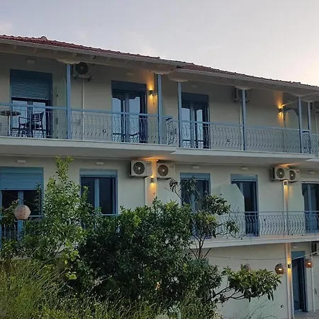 לינה וארוחת בוקר Akrotiri 2*